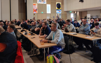 Vuoden 2025 luottamushenkilöseminaarin osallistujia